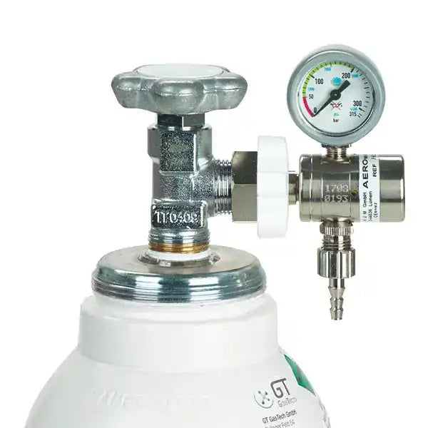 Druckminderer 6 l/min mit konstantem Flow und 4,5 bar Ausgangsdruck, montiert auf Gasflasche für Beatmungstechnik im medizinischen Bereich.