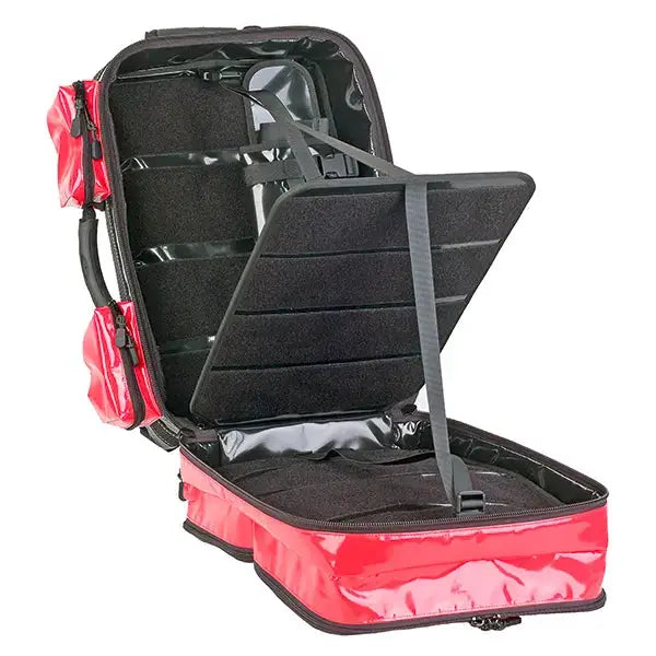 Geöffneter leerer Notfallrucksack in Rot mit O²-Halterung und Retainermodulen, bietet flexible Innenaufteilung für medizinisches Zubehör.
