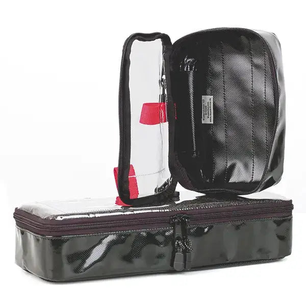 RetainerSystem aus Plane - LifeBOX aus robuster Plane mit Klarsichtdeckel, Abreißlasche und Einschubfach für Erste-Hilfe-Zubehör.