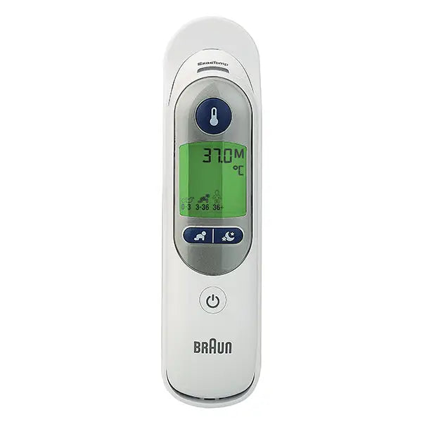 Frontansicht des Braun ThermoScan 7+ IRT6525WE Ohrthermometers mit grün beleuchtetem Display, Age Precision Funktion und Temperaturanzeige.