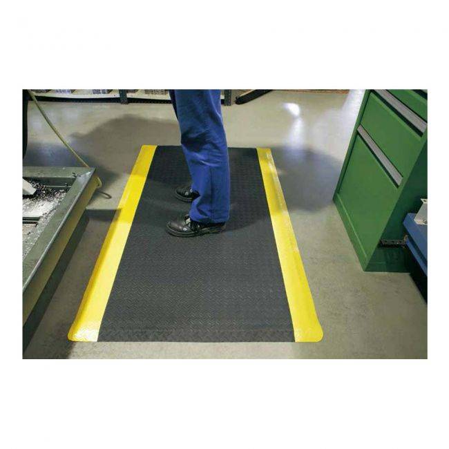 Arbeitsplatzmatte CONDOR aus Vinyl mit federnder Unterseite, ideal zur Entlastung bei langem Stehen. Rutschfestes Design mit gelben Sicherheitsrändern.