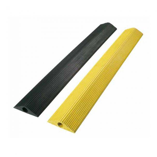 Kabelbrücke zur Verlegung von Kabel und Schläuchen über Straßen und Wege in Schwarz und Gelb, ideal für temporäre Absperrungen im Außenbereich.