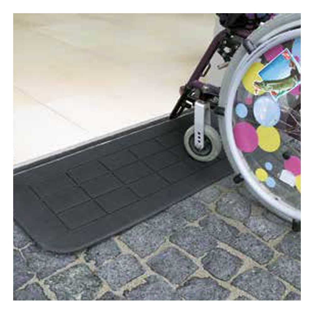 Rollstuhlgerechte Gummirampe für Innen- und Außenbereich auf Kopfsteinpflaster, erleichtert sicheren Transport über Türschwellen.