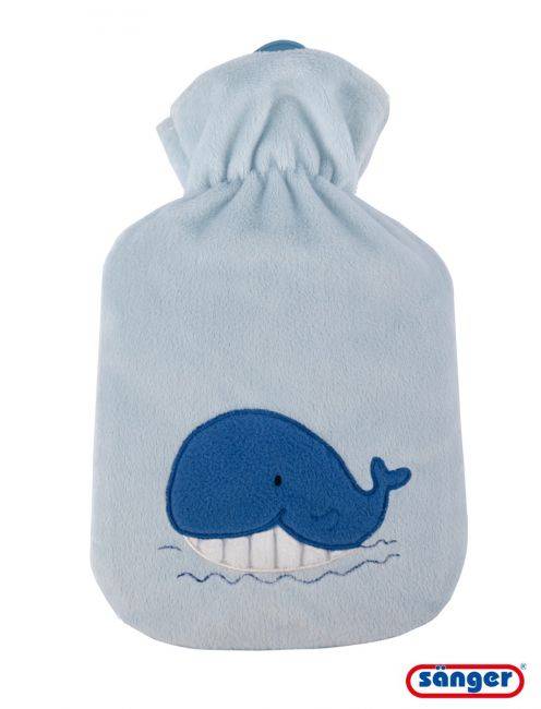 Wärmflasche mit Flauschbezug - Wärmflasche 0,8 L mit Gummi in Hellblau mit Wal-Motiv von Sänger. Kuscheliger Bezug für Kinderwärme.