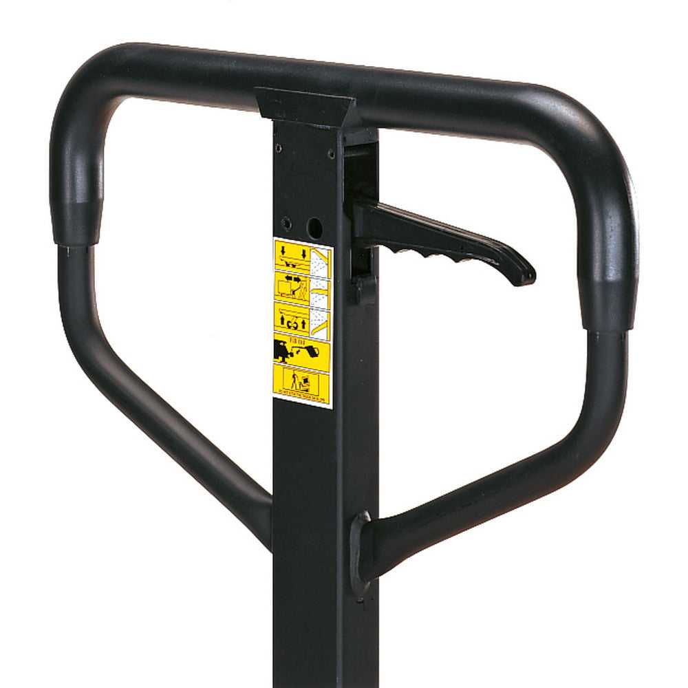 Ergonomischer Griff des Fetra Gabelhubwagens 2500 kg Tragkraft mit integrierter Bedienhebelmechanik für präzise Steuerung im Lagerbetrieb.