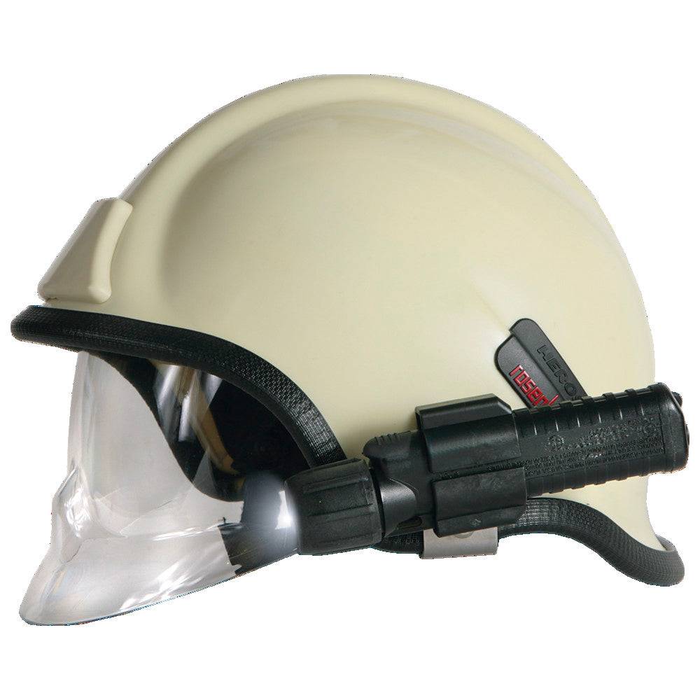 Helmhalterung UK für Rosenbauer Heros montiert an Feuerwehrhelm mit Taschenlampe, ideal für den professionellen Feuerwehreinsatz.