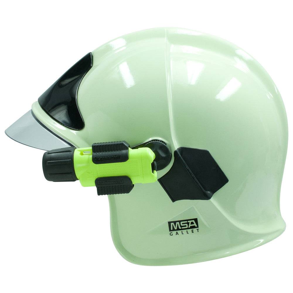 Helmhalterung Dönges für Gallet F1SA montiert an MSA Gallet Feuerwehrhelm mit befestigter Lampe, ideal für den professionellen Einsatz.