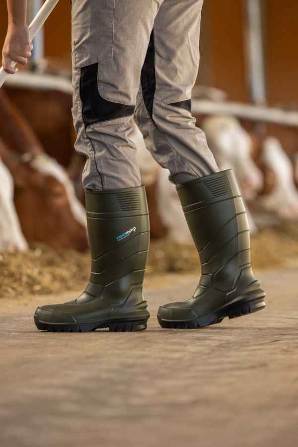 Gummistiefel S5 NORACOMP im Einsatz auf einem Bauernhof, ideal für Arbeitsschutz bei Kälte bis -40 °C, erhältlich bei Medasi.shop.