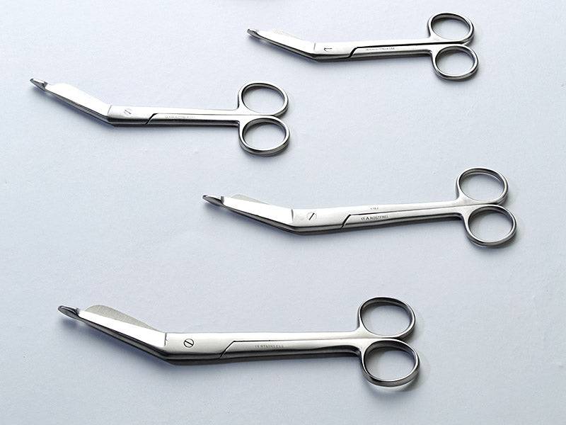 Verbandschere Leina-Werke nach Lister aus Edelstahl mit abgewinkelter Schneide, ideal für präzises Schneiden in Medizin und Pflege.