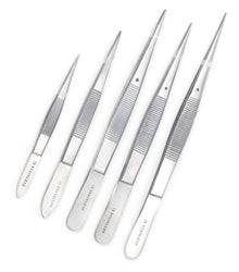 Spitzpinzette Leina-Werke in fünf Größen aus Edelstahl für präzise medizinische Anwendungen. Ideal für den Einsatz in Klinik und Labor.