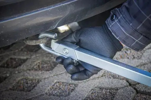 Montage der BGS Abschleppstange 2000 kg – 1,8 m an Pkw-Abschleppöse, zeigt einfache Handhabung und robuste Verarbeitung.