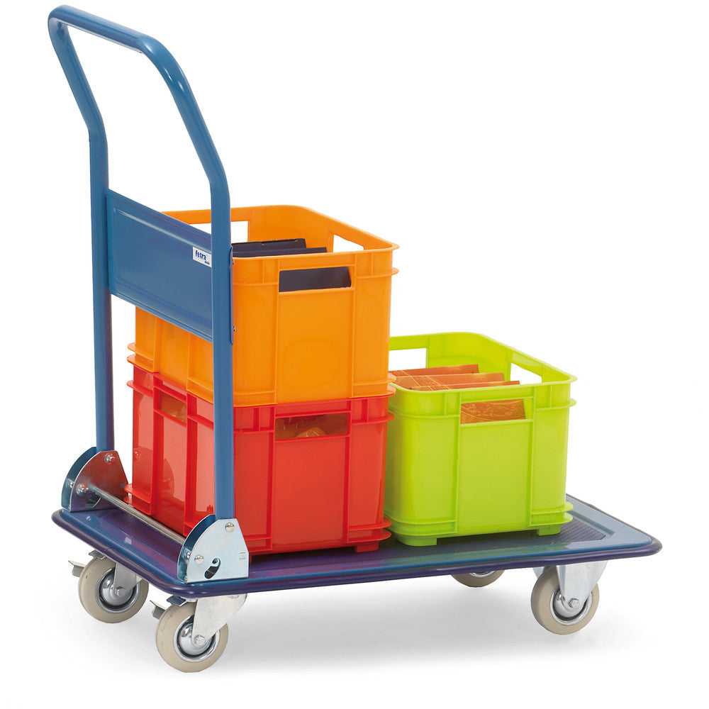 Klappbarer Plattformwagen mit Rohrschiebebügel, beladen mit farbigen Transportboxen, ideal für Materialhandling im industriellen Bereich.