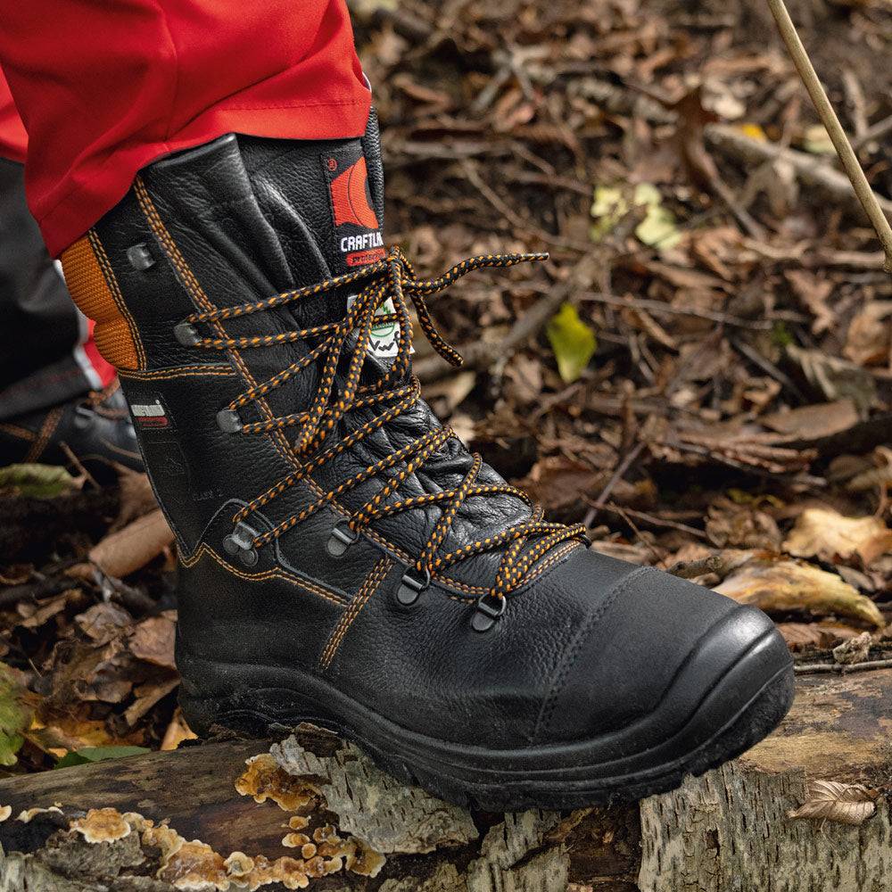 CRAFTLAND® ROBINIE Sicherheitsschuhe im Einsatz im Wald, mit stabilem Schnürsystem und abriebfester Sohle für optimalen Forstschutz.