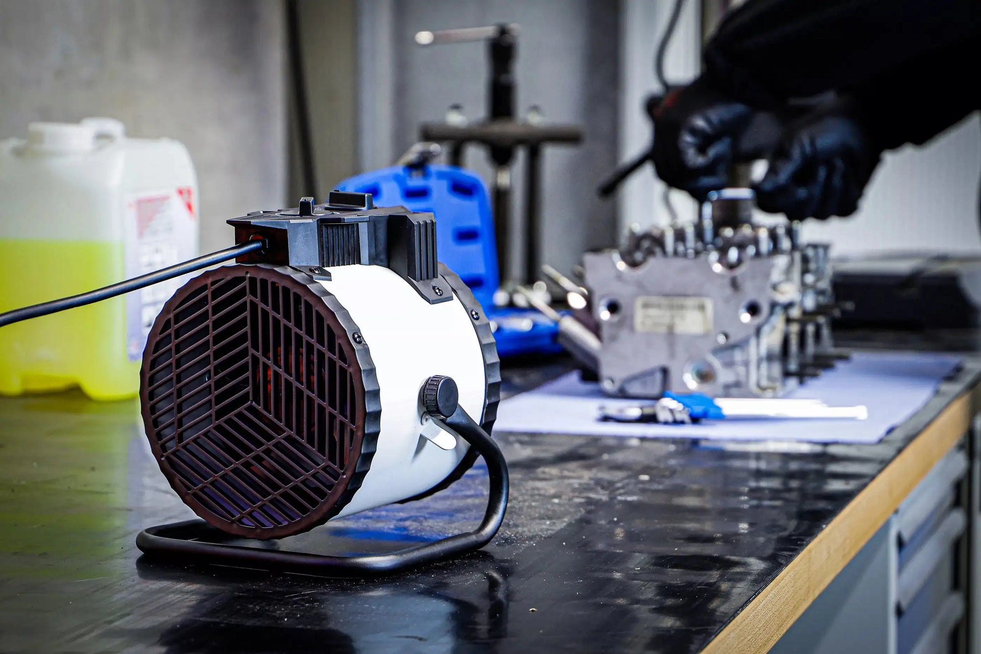 Heizlüfter elektrisch 2 kW BGS im Werkstatteinsatz auf Werkbank. Kompakte Wärmequelle für professionelle Anwendungen.