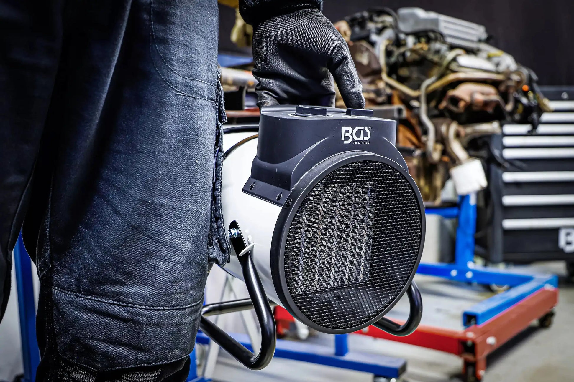 Tragbarer Heizlüfter elektrisch 3 kW für Garage und Haushalt, handlich im Einsatz. Perfekt für flexible Wärmeversorgung in Werkstätten.