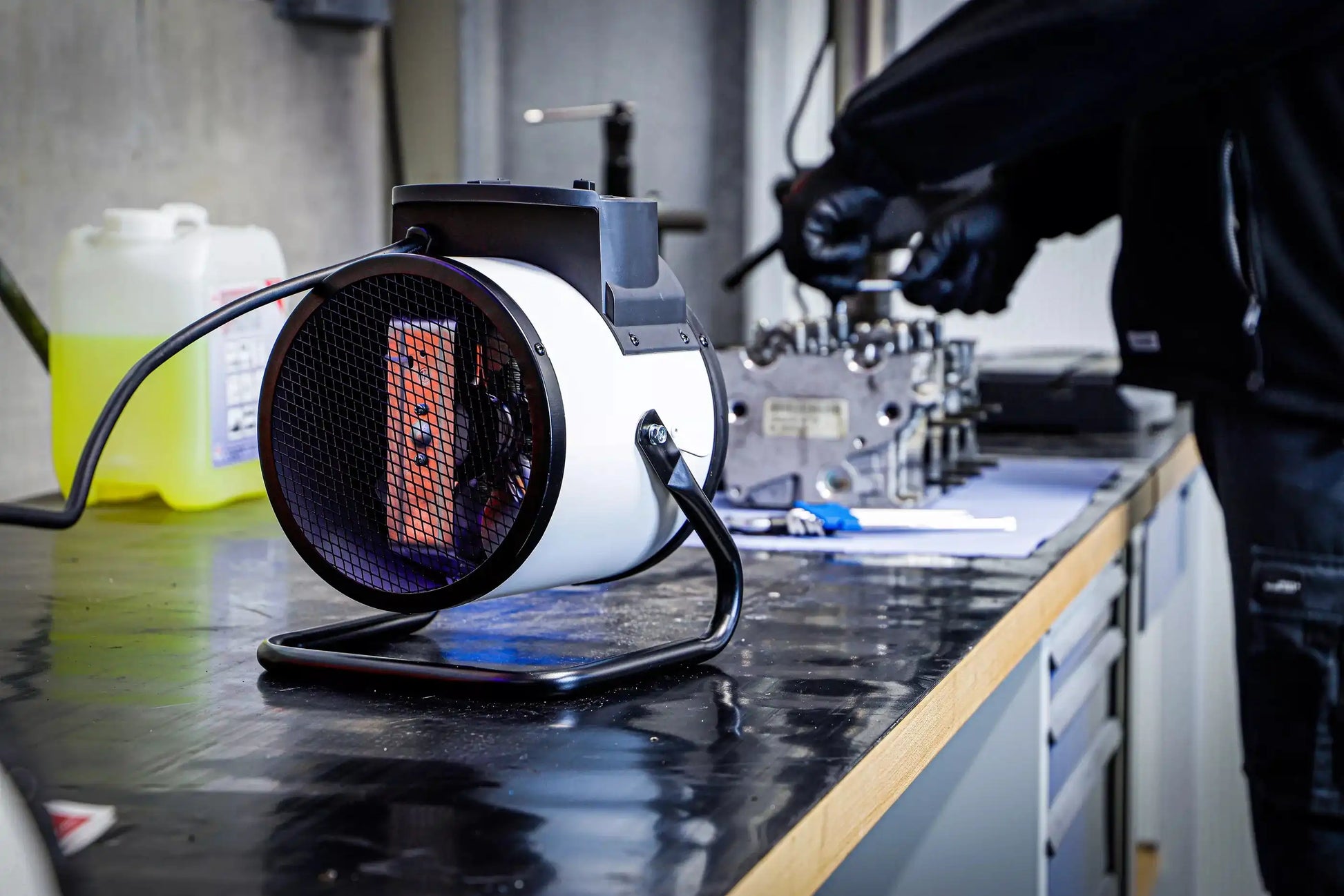 Elektrischer Heizlüfter 3 kW von BGS in Werkstattumgebung auf Werkbank. Ideal für punktuelle Wärme in Garage oder Arbeitsbereich.