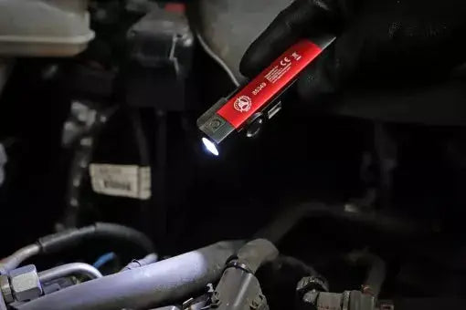 COB-LED / UV-Aluminium-Handleuchte 1 W im Einsatz bei der Fahrzeugwartung, ideal für präzise Ausleuchtung in engen Arbeitsbereichen.