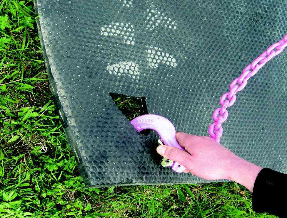 Detailaufnahme der Bodenschutzmatte für Kettenfahrzeuge mit Kette und Griffloch, geeignet für schwere Maschinen im Gartenbau.