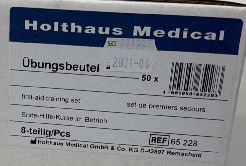 Verpackungseinheit mit 50 Erste-Hilfe-Übungsbeuteln von Holthaus Medical, 8-teiliges Set für betriebliche Erste-Hilfe-Kurse.