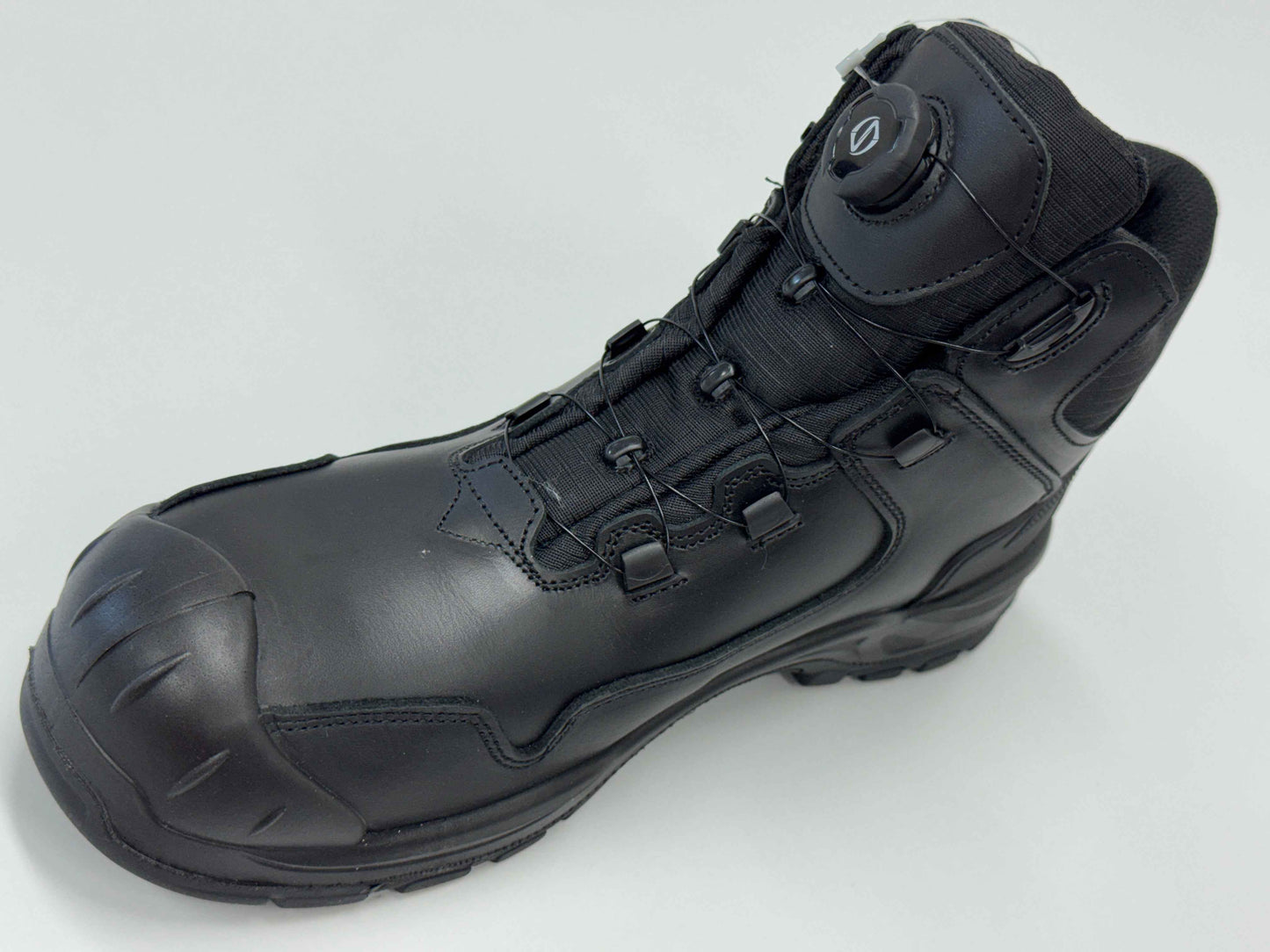 Schrägansicht des S3 FC38 Portwest Sicherheitsschuhs mit stoßfester Zehenkappe und hitzebeständiger Sohle für maximale Sicherheit im Beruf.