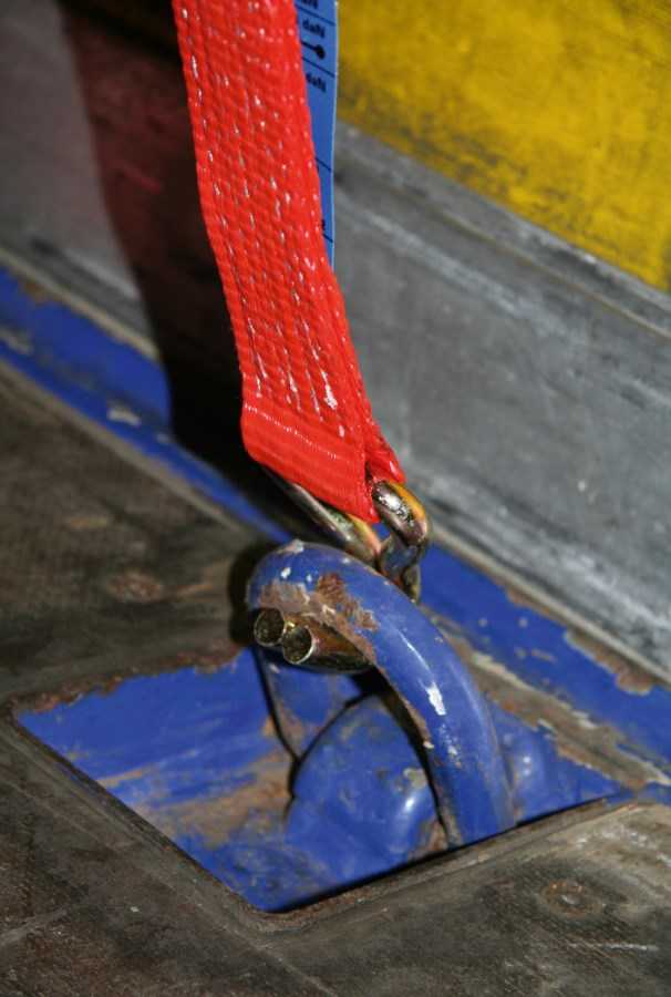 Ratschenzurrgurt mit Spitzhaken 2-teilig 2500kg rot eingehakt in Zurröse, bietet sichere Befestigung für professionelle Ladungssicherung.