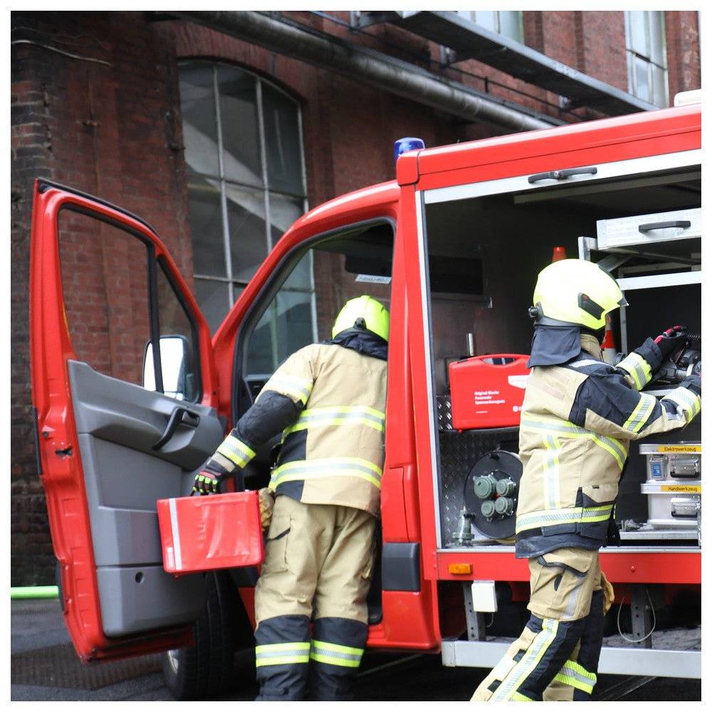 Feuerwehrkräfte mit roter Dönges Komfort Dokumentenmappe beim Einsatz, zeigt robuste und einsatzbereite Organisationslösung im Notfall.