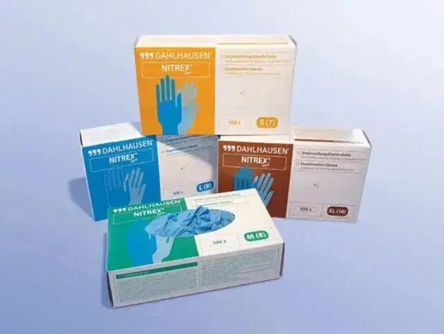 Fünf Kartons DAHLHAUSEN NITREX Einweghandschuhe in verschiedenen Farben und Größen (S, M, L, XL), jeweils mit Abbildung einer Hand und Produktinformationen auf der Vorderseite.