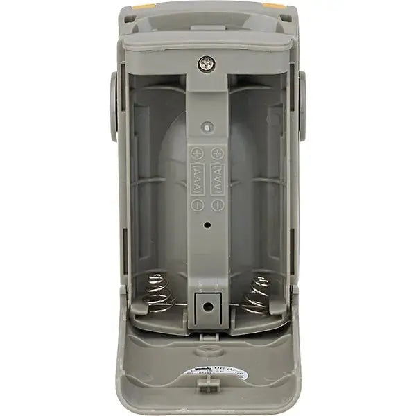 Rückansicht des Fingerpulsoximeters Biolight M70 mit geöffnetem Batteriefach für zwei AAA-Batterien – kompakt und benutzerfreundlich.