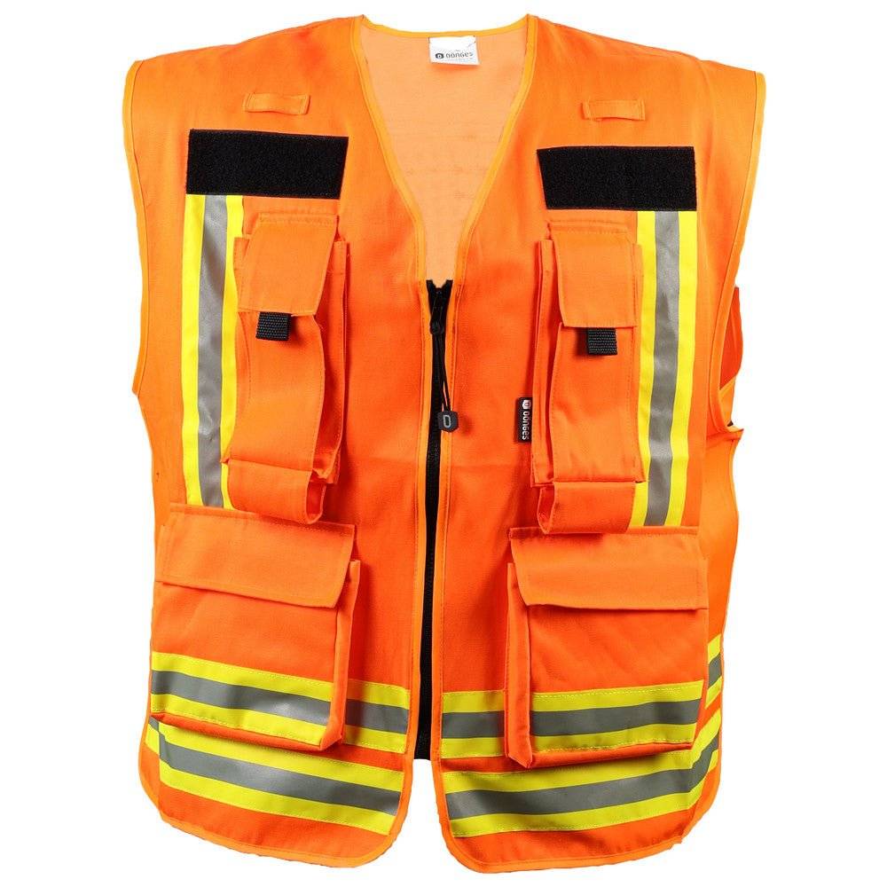 Orangefarbene Kennzeichnungsweste Dönges mit reflektierenden Streifen und geräumigen Taschen. Hochsichtbare Funktionsweste für den Außeneinsatz.