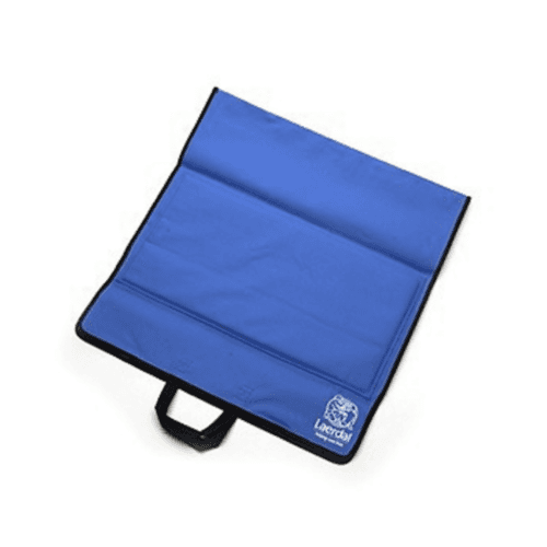 Übungsmatte Laerdal in Blau mit zwei Polsterflächen, ideal für Erste Hilfe Ausbildung mit Resusci Junior und anderen Laerdal-Modellen. Robuste Trainingsmatte für medizinisches Lehrmaterial im professionellen Einsatz.