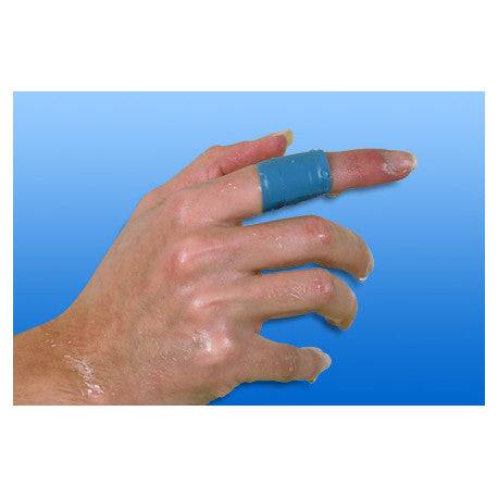 Angewendeter RUDADETEC® Pflasterstrip detektierbar auf einem Finger. Ideal für hygienische Erste Hilfe in sensiblen Arbeitsbereichen.