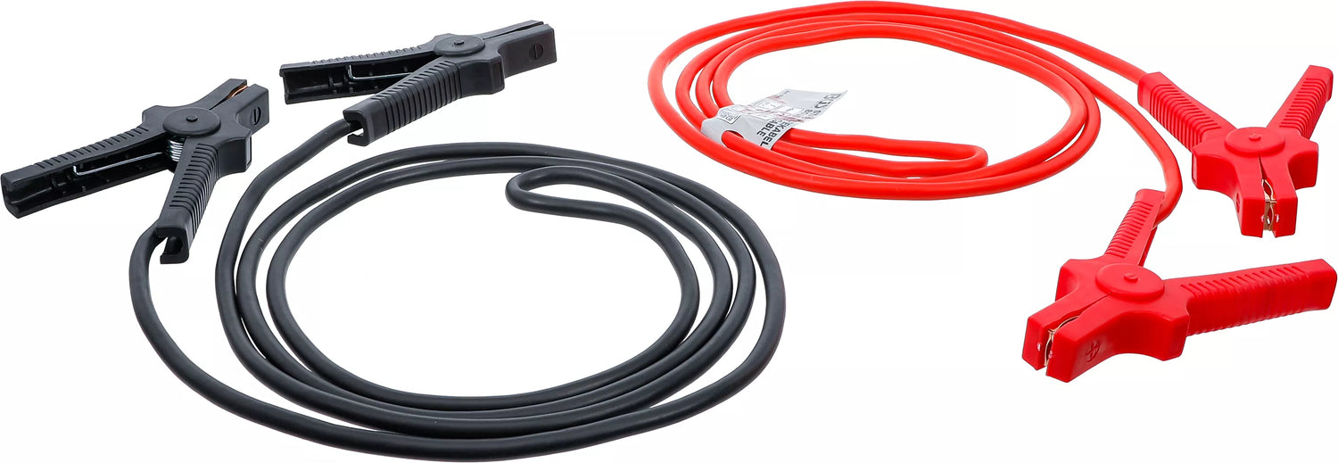Alt-Text (Deutsch):  
Starthilfekabel mit roten und schwarzen Klemmen für Autobatterien.
