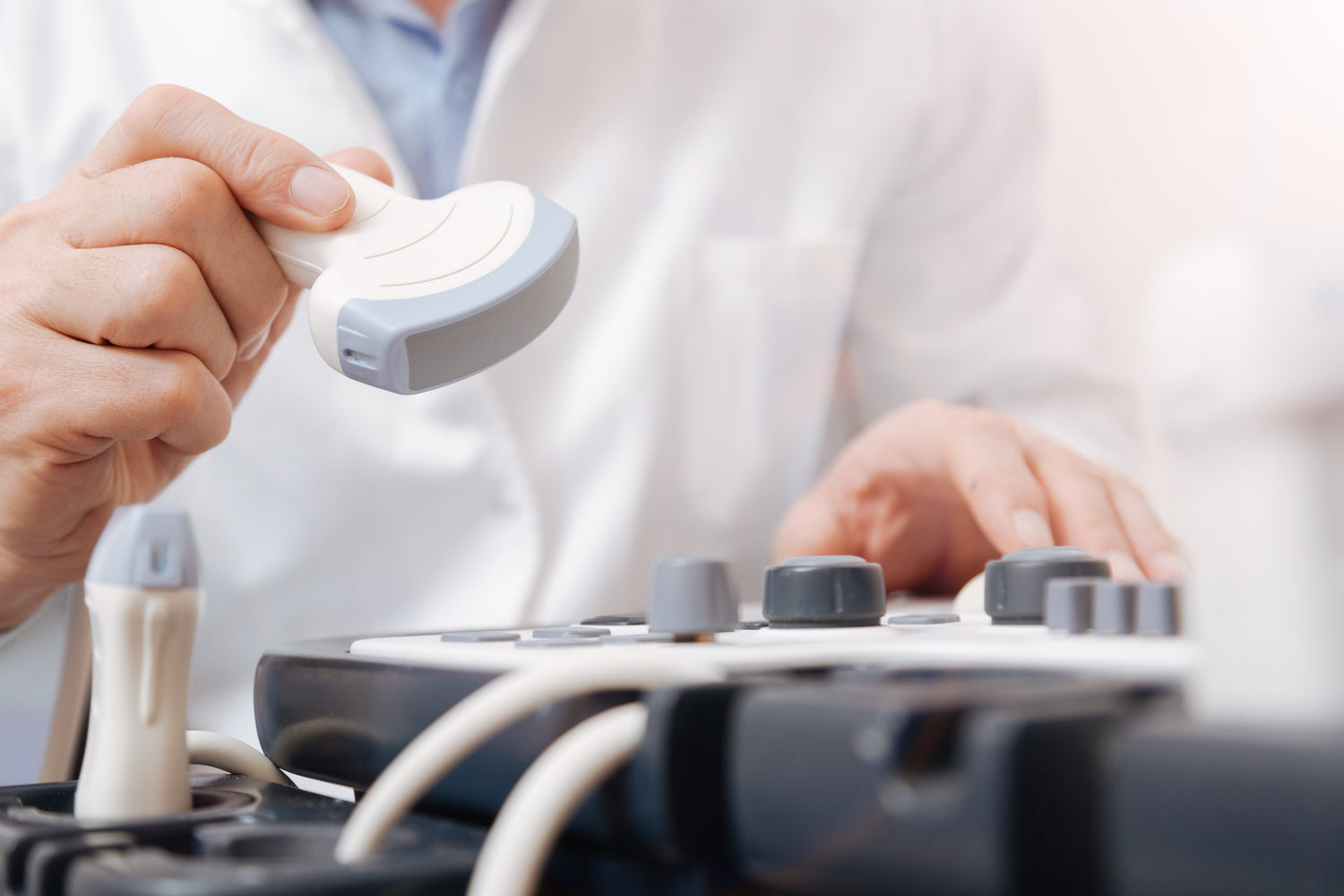 Alt-Text (Deutsch):  
Arzt bedient modernes Ultraschallgerät für präzise Diagnostik.