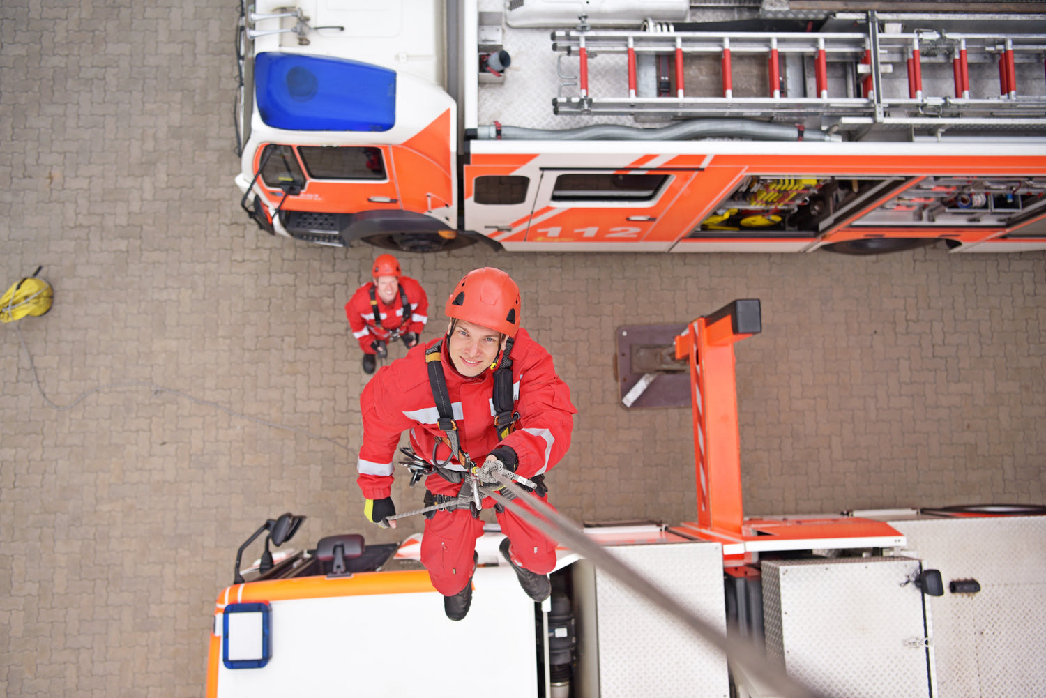 Alt-Text (Deutsch): Feuerwehr bei technischer Hilfeleistung mit Seilrettung von oben.