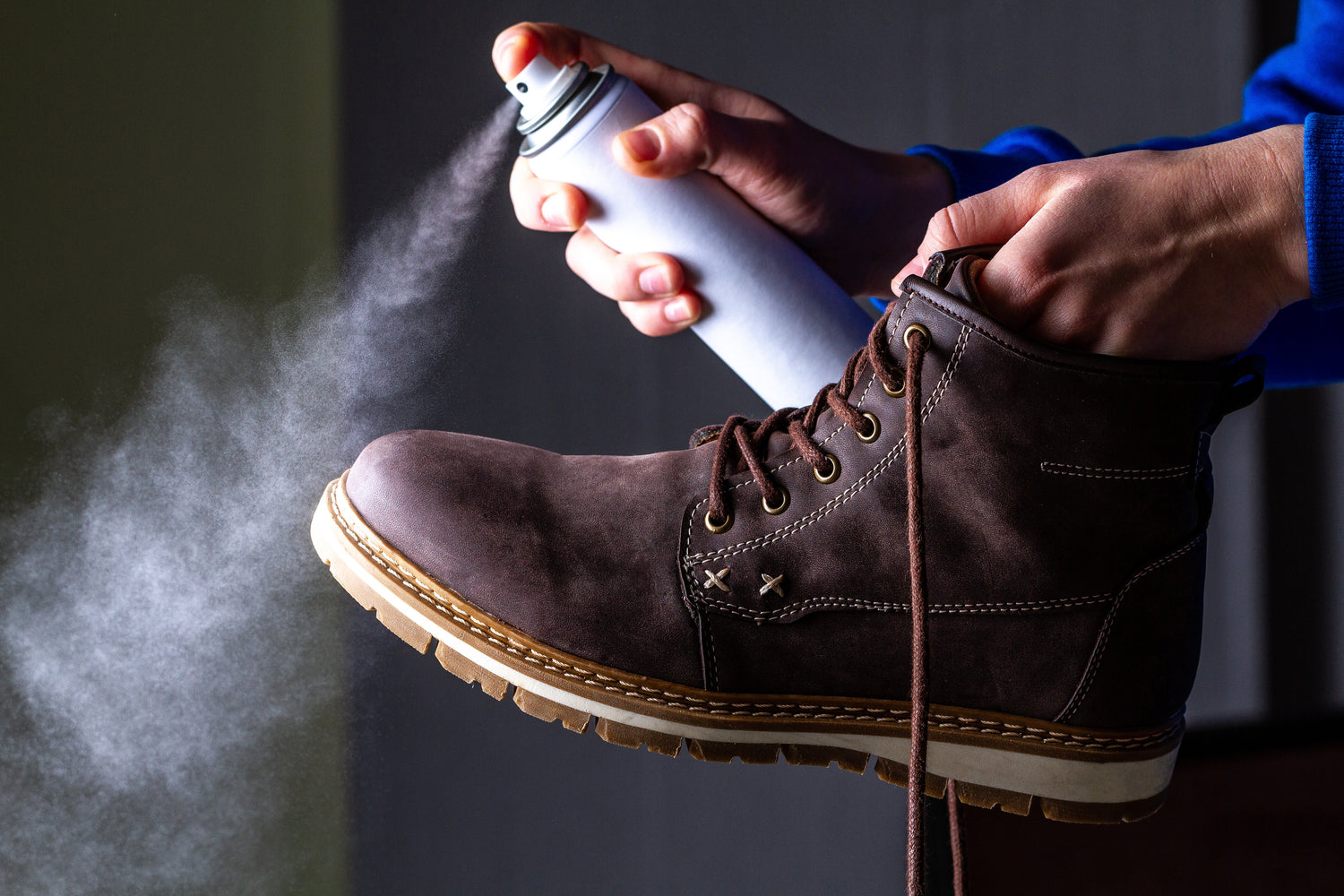 Alt-Text (Deutsch):  
Schuhpflege mit Imprägnierspray auf braunem Lederstiefel.