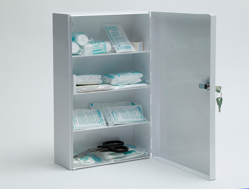 Alt-Text (Deutsch):  
Gefüllter Verbandschrank mit Pflastern, Verbänden und Erste-Hilfe-Zubehör.