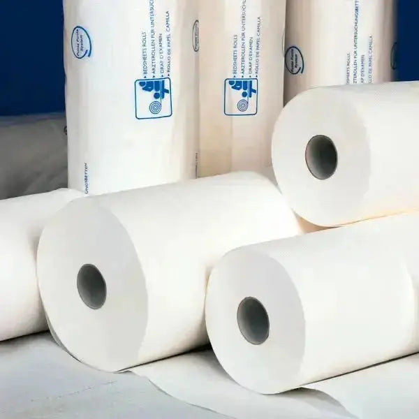 Alt-Text (Deutsch):  
Rollenweise Liegenabdeckungen aus Papier für hygienische Anwendungen.