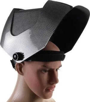 Dieses Bild zeigt einen Schweißerhelm mit hochgeklapptem Visier auf einem Schaufensterkopf. Der Helm hat ein modernes Design mit einer strukturierten, karbonähnlichen Oberfläche und einem verstellbaren Kopfband für sicheren Sitz.