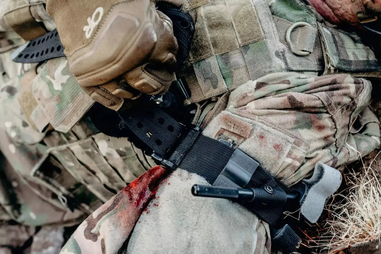 Alt-Text (Deutsch):  
Soldat wendet Tourniquet bei blutender Wunde in taktischer Notfallmedizin an.