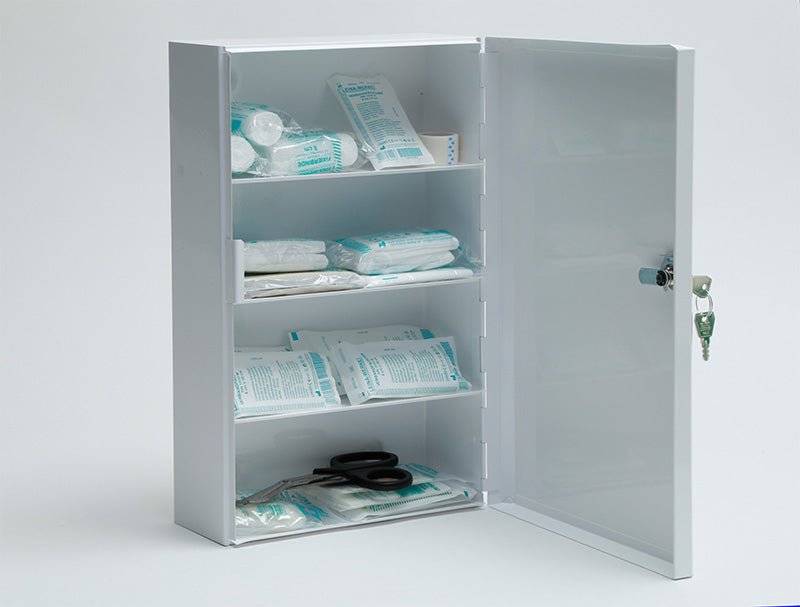 Das Bild zeigt einen geöffneten Verbandschrank mit mehreren Regalböden, auf denen verschiedene Verbandmaterialien wie Mullbinden, Kompressen, Pflaster und eine Schere ordentlich einsortiert sind.