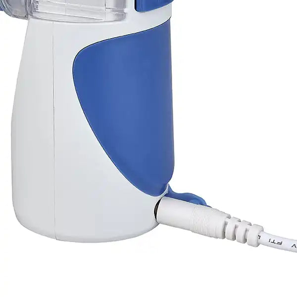 Detailansicht des Ultraschall Inhalationsgerät Mini mit angeschlossenem Ladekabel – USB-Aufladung für flexible Nutzung unterwegs.