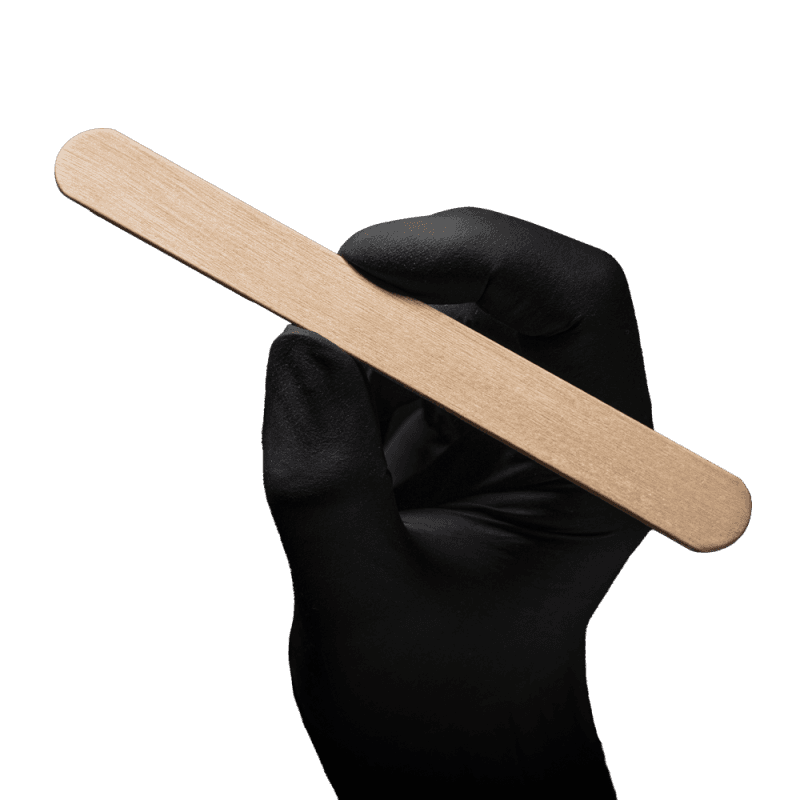 Einzelner Holzmundspatel Erwachsene - Holz Zungenspatel | 100 Stück, naturfarben, in schwarzer Handschuhhand gehalten, ideal für Munduntersuchungen.