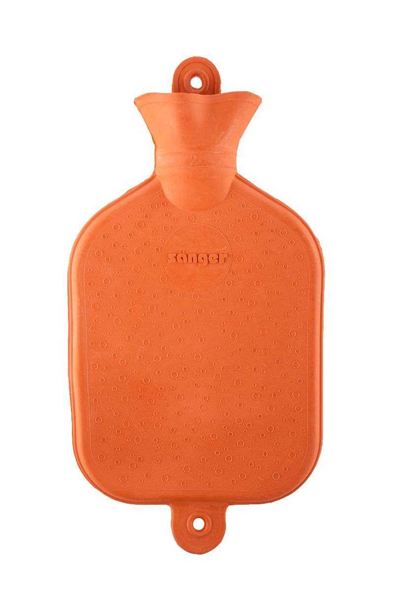 Orangefarbene 1,5L Wärmflasche aus Naturgummi mit Aufhängöse und dichter Öffnung – ideal für nachhaltige Wärme im Gesundheitsbereich.