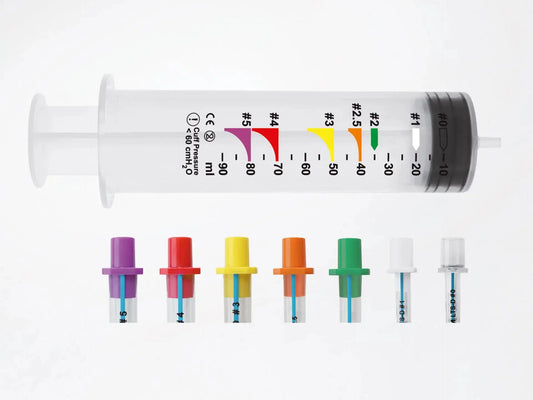 Farbkodierte Spritze mit Luer-Ansatz für Larynx-Tuben, mit Skala und farbigen Adaptern für präzise Intubation in der Atemwegspflege.