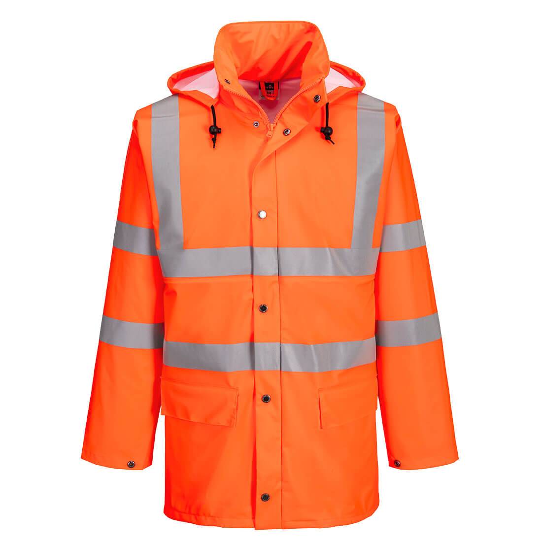 Regenjacke Ultra Warnschutz RT50 von Sealtex™ Portwest mit Kapuze, Frontansicht, wasserdicht und ideal für Arbeitssicherheit bei schlechtem Wetter.