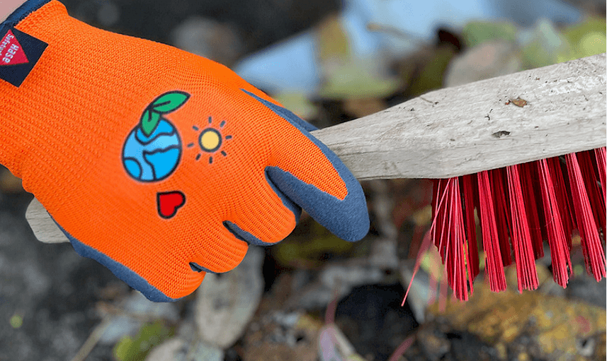 Kinder trägt den Kinderhandschuh Kids 5 Gr. 05 beim Kehren mit Besen, idealer Schutz für junge Helfer bei Outdoor-Aktivitäten und Gartenarbeit.