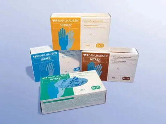 Fünf Kartons DAHLHAUSEN NITREX Einweghandschuhe in verschiedenen Farben und Größen (S, M, L, XL), jeweils mit Abbildung einer Hand und Produktinformationen auf der Vorderseite.